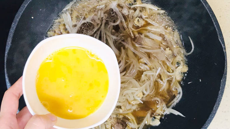 萝卜蛤蜊汤,煮沸后,淋入鸡蛋液