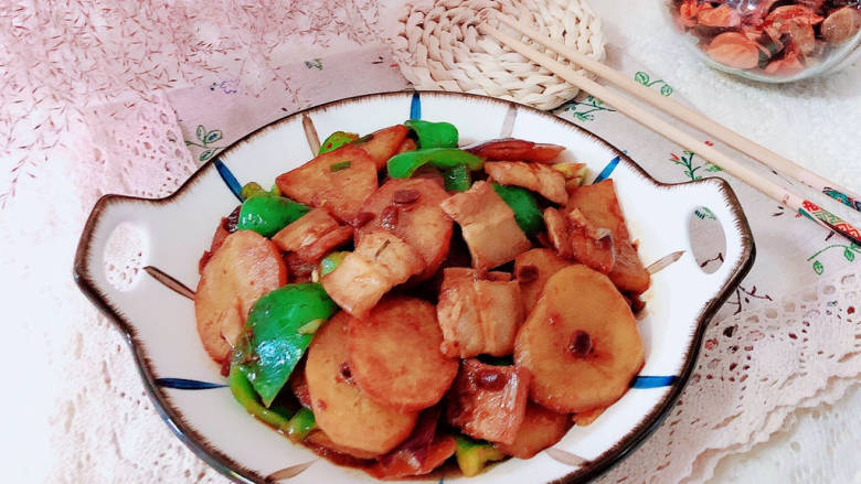 土豆回锅肉,色泽红亮,肥而不腻的土豆回锅肉就上桌了。