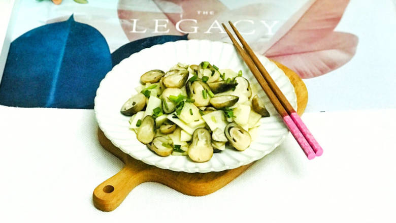 草菇炒山药,装盘后,撒上葱花装饰,美味的草菇炒山药就做好了