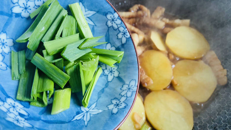 土豆回锅肉,加入青蒜叶翻炒断生