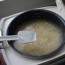 花样水果薏米冰粥,准备好水果，粥要熟后，加入<a style='color:red;display:inline-block;' href='/shicai/ 866'>冰糖</a>搅拌溶化