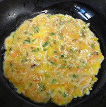 奶酪鸡蛋银鱼饼,锅中加入<a style='color:red;display:inline-block;' href='/shicai/ 851'>橄榄油</a>，小火烧热，把蛋液放入锅中