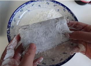 家常烧带鱼,锅内烧油，带鱼两面拍淀粉