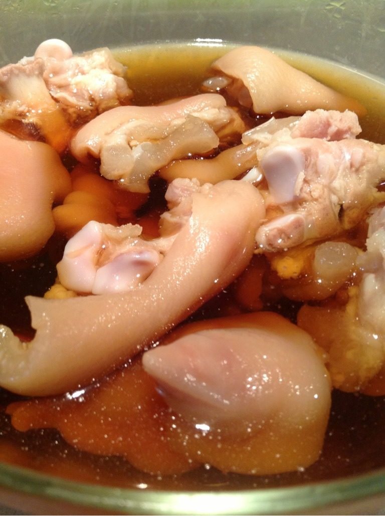 糟猪脚糟鸡翅,糟卤还可以放进很多食材,比如鸡爪、猪舌。。。