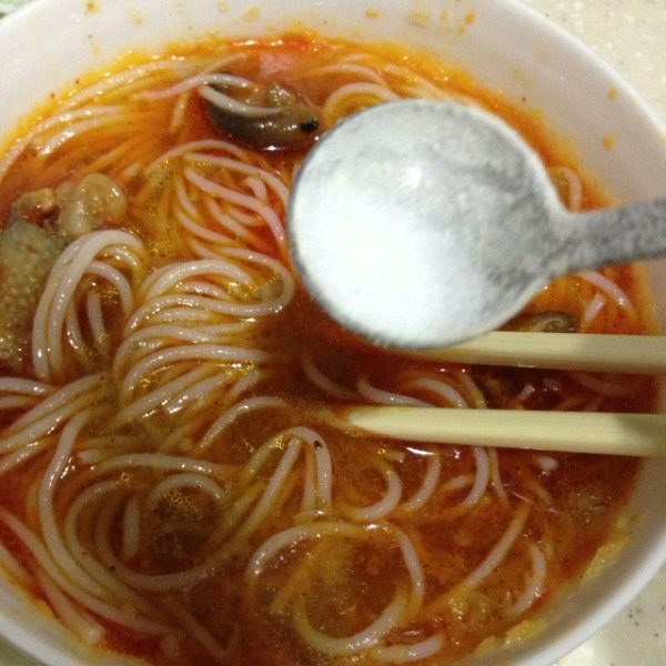 炒鸡米线,然后加入适量的盐