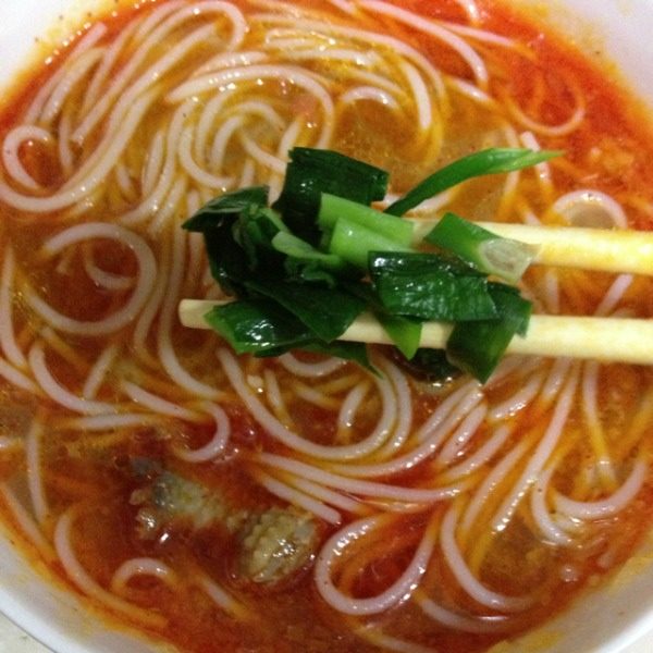 炒鸡米线,最后加入<a style='color:red;display:inline-block;' href='/shicai/ 116'>韭菜</a>就行啦
