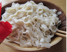 番茄肉末打卤面,面条煮熟过凉开水并沥干，加入几滴<a style='color:red;display:inline-block;' href='/shicai/ 847'>香油</a>，拌匀备用