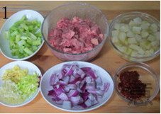 榨菜牛肉丁,<a style='color:red;display:inline-block;' href='/shicai/ 973'>牛里脊</a>切成手指肚大的丁,加入盐、<a style='color:red;display:inline-block;' href='/shicai/ 718'>料酒</a>和干淀粉,腌制15分钟左右;<a style='color:red;display:inline-block;' href='/shicai/ 722'>榨菜</a>切成和牛肉差不多大的丁,洗净并用清水浸泡去除咸味儿,中间多次换水并挤干,用之前捞出彻底挤干水分;<a style='color:red;display:inline-block;' href='/shicai/ 125'>芹菜</a>切丁;洋葱切片;豆瓣酱剁碎;葱姜蒜切末;