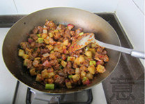 榨菜牛肉丁,最后加入少许<a style='color:red;display:inline-block;' href='/shicai/ 756'>鸡精</a>;翻炒均匀,即可。
