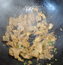 洋姜(洋芋头)炒肉片,加入肉片炒熟,装出备用,原名刷干净