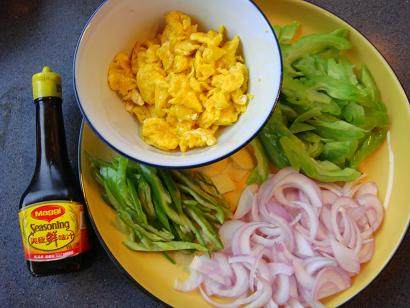 苦瓜素什锦,<a style='color:red;display:inline-block;' href='/shicai/ 61'>青椒</a>切丝、<a style='color:red;display:inline-block;' href='/shicai/ 29'>洋葱</a>切丝、<a style='color:red;display:inline-block;' href='/shicai/ 55'>苦瓜</a>切丝、<a style='color:red;display:inline-block;' href='/shicai/ 9'>鸡蛋</a>炒熟、<a style='color:red;display:inline-block;' href='/shicai/ 37'>姜</a>切小片