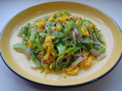 苦瓜素什锦,油热后先放姜片炒香，再把苦瓜、青椒和洋葱，加入盐、美极鲜味汁、<a style='color:red;display:inline-block;' href='/shicai/ 756'>鸡精</a>、<a style='color:red;display:inline-block;' href='/shicai/ 10588'>糖</a>，快速翻炒均匀，倒入鸡蛋翻匀马上关火，整个过程要快，所有的菜断生切可，炒久了口感就不青脆了