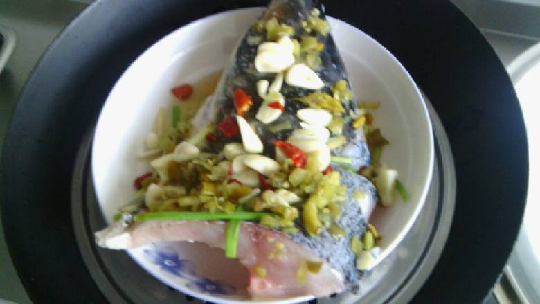 泡椒鱼头,等水开了，把鱼头放上去蒸