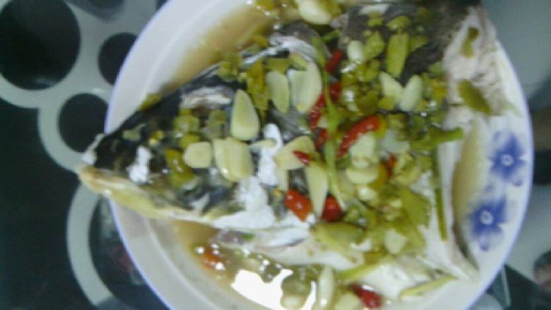 泡椒鱼头,把鱼头洗干净，放点<a style='color:red;display:inline-block;' href='/shicai/ 718'>料酒</a>和<a style='color:red;display:inline-block;' href='/shicai/ 3250'>葱</a><a style='color:red;display:inline-block;' href='/shicai/ 2800'>生姜</a>少许盐，腌十五分钟