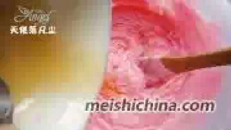 巧克力玫瑰花束,把冷却过的糖水加入融化好的巧克力中，两者的温度都应保持在23℃左右。