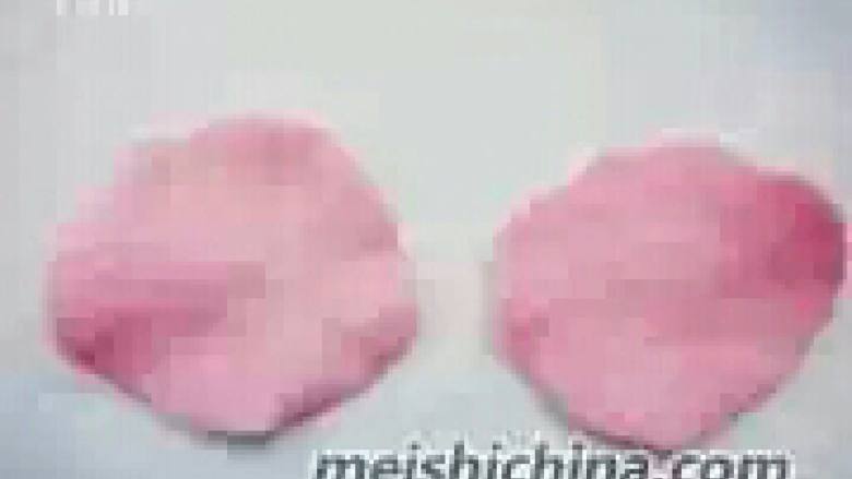 巧克力玫瑰花束,压成花瓣的形状，上面薄下面稍厚。