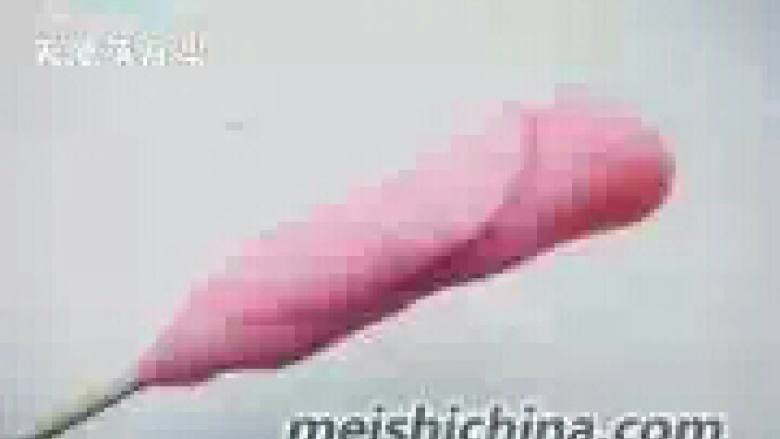 巧克力玫瑰花束,取一根竹签，将第一瓣花瓣卷上去，下面捏紧。