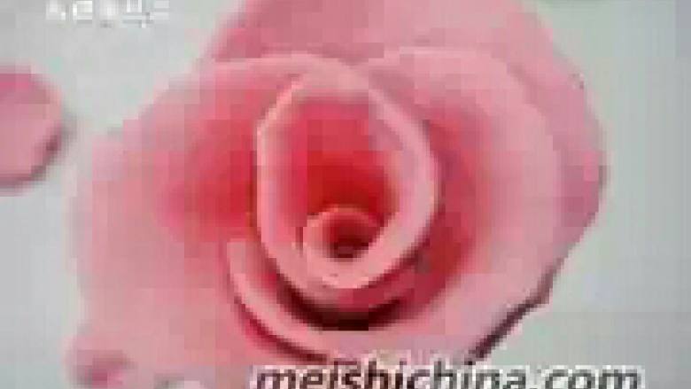 巧克力玫瑰花束,交错粘上所有花瓣，捏紧底部，一个上面7、8瓣，也可以用更多。