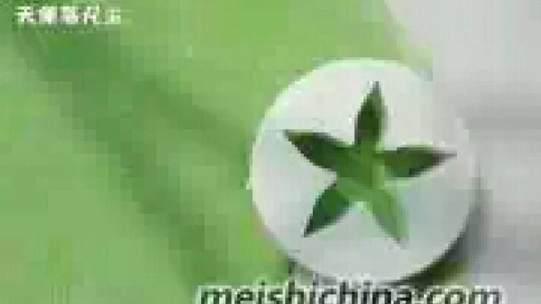 巧克力玫瑰花束,取一块抹茶巧克力软膏擀平，用花萼模具牙齿花萼。