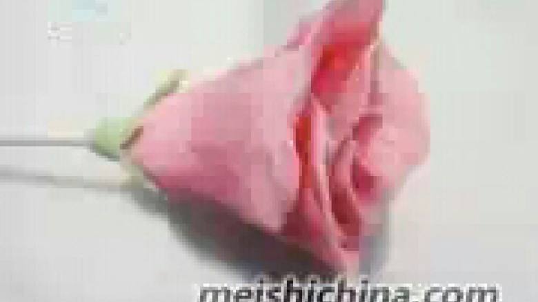 巧克力玫瑰花束,玫瑰花底部粘上花萼，捏紧底部。