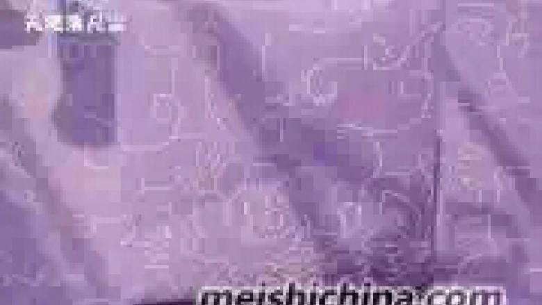 巧克力玫瑰花束,取两张包装纸对折四下剪成小方块。