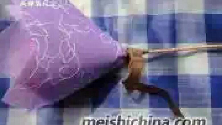 巧克力玫瑰花束,包在玫瑰花下面围一圈，用胶带粘住下面固定。