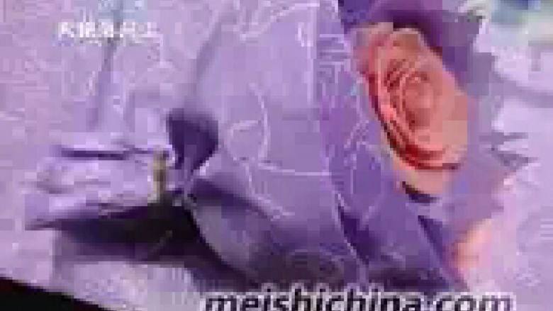 巧克力玫瑰花束,将剩下三张包装纸从中间对折成长方形，取两张围绕花束一圈包成圆形，下面用丝带扎住固定。
