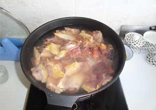 香菇焖鸡,香菇提前泡发，鸡剁小块，冷水下锅烧开，焯去血水杂质。