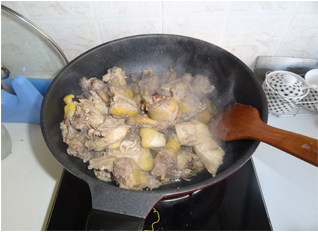 香菇焖鸡,锅内倒适量油，下焯好的鸡块翻炒，炒至鸡块微微焦黄