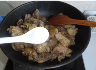 香菇焖鸡,放入<a style='color:red;display:inline-block;' href='/shicai/ 37'>姜</a>，<a style='color:red;display:inline-block;' href='/shicai/ 86474'>干辣椒</a>，<a style='color:red;display:inline-block;' href='/shicai/ 710'>桂皮</a>，<a style='color:red;display:inline-block;' href='/shicai/ 695'>八角</a>，<a style='color:red;display:inline-block;' href='/shicai/ 741'>香叶</a>，<a style='color:red;display:inline-block;' href='/shicai/ 3749'>小茴香</a>，<a style='color:red;display:inline-block;' href='/shicai/ 866'>冰糖</a>。放适量盐，放适量<a style='color:red;display:inline-block;' href='/shicai/ 762'>老抽</a>上色。放适量<a style='color:red;display:inline-block;' href='/shicai/ 788'>生抽</a>。放适量<a style='color:red;display:inline-block;' href='/shicai/ 691'>辣椒酱</a>。
