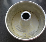 鲜奶玉米面包,模具内壁涂<a style='color:red;display:inline-block;' href='/shicai/ 887'>黄油</a>，烟囱也要涂上