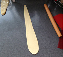 金牛角,边擀长边拉伸,将面团擀成三角形,长约30CM
