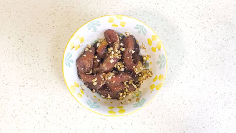 烤里脊肉,搅拌均匀,静置半小时,腌制入味
