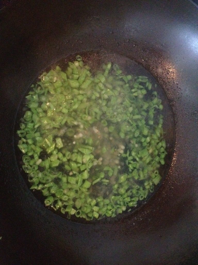 豆角煎蛋饼,锅里烧开水，放少许盐和油，水开后将豆角下锅煮熟。