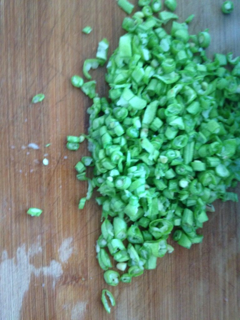 豆角煎蛋饼,将<a style='color:red;display:inline-block;' href='/shicai/ 3639'>豆角</a>洗净和<a style='color:red;display:inline-block;' href='/shicai/ 438'>火腿</a>分别切小丁