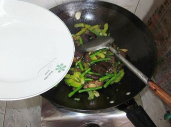 农家三宝,再加入一点点的<a style='color:red;display:inline-block;' href='/shicai/ 156925'>水</a>,加上锅盖小火焖2分钟。