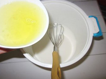 白玉桃胶,剩下的牛奶加入甜牛奶中,搅拌均匀。加入3个<a style='color:red;display:inline-block;' href='/shicai/ 1117'>蛋白</a>,用蛋抽搅拌均匀