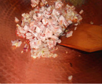 意大利波隆纳肉酱面 ,锅里倒入<a style='color:red;display:inline-block;' href='/shicai/ 851'>橄榄油</a>，加<a style='color:red;display:inline-block;' href='/shicai/ 29'>洋葱</a>和<a style='color:red;display:inline-block;' href='/shicai/ 2794'>大蒜</a>煎香，然后加<a style='color:red;display:inline-block;' href='/shicai/ 443'>培根</a>一起，煎至<a style='color:red;display:inline-block;' href='/shicai/ 443'>培根</a>出香变色，水分变没，再一起搅拌均匀，<a style='color:red;display:inline-block;' href='/shicai/ 29'>洋葱</a>变半透明，变软