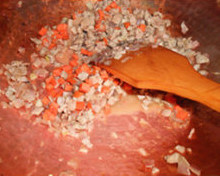 意大利波隆纳肉酱面 ,加<a style='color:red;display:inline-block;' href='/shicai/ 40047'>牛肉碎</a>，炒到变色到半熟，再加<a style='color:red;display:inline-block;' href='/shicai/ 25'>胡萝卜</a>丁一起炒，然后倒入<a style='color:red;display:inline-block;' href='/shicai/ 13418'>红酒</a>，煮3分钟