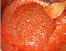 意大利波隆纳肉酱面 ,加<a style='color:red;display:inline-block;' href='/shicai/ 59'>番茄</a>泥、罐头<a style='color:red;display:inline-block;' href='/shicai/ 59'>番茄</a>、<a style='color:red;display:inline-block;' href='/shicai/ 59'>番茄</a>酱料、意大利香草，搅拌均匀，加高汤或热水，再加盐和<a style='color:red;display:inline-block;' href='/shicai/ 134333'>黑胡椒</a>调味，盖上锅盖转最小火，焖煮45分钟。喜欢的话，加起司在锅里，搅拌均匀，再煮10分钟。肉酱就做好了