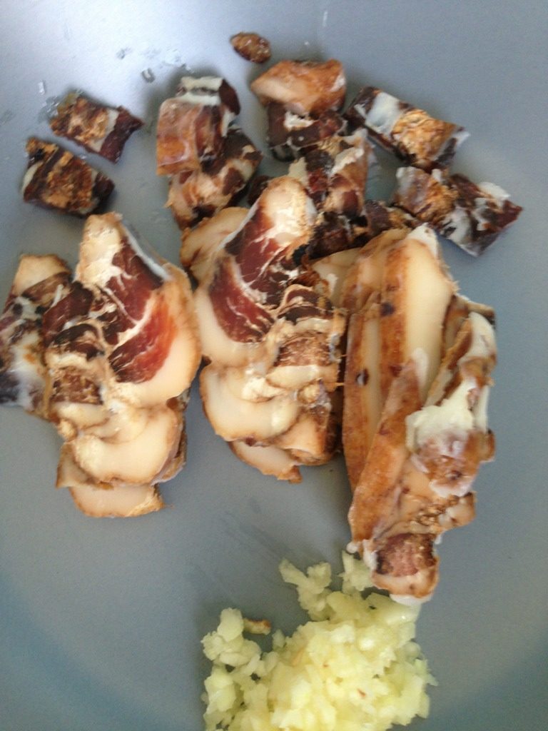 腊肉炒菜花,锅里热油,油一点点就好,因为腊肉本身有油,倒进去蒜末炒下再倒进切好的腊肉翻炒出香味倒进菜花翻下,盖盖子小闷下,等菜花熟了下点鸡粉,糖,盐一点点不要太多因为腊肉会太咸,这样就好啦!