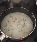 紫菜鱼片粥,<a style='color:red;display:inline-block;' href='/shicai/ 492'>大米</a>洗干净，加适量水，放入紫菜、干瑶柱大火煮开，改用小火焖煮50分钟左右，放盐调味