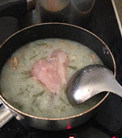 紫菜鱼片粥,待粥煮开后加入腌制的鱼肉，再煮开后，放葱花和麻油，即可
