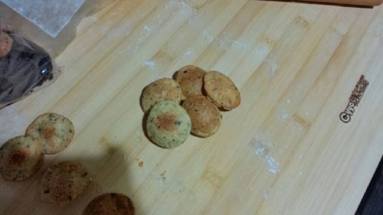 无糖海苔鼓皮饼(糖尿病可食用),用保鲜膜装好放冰箱冷藏半小时出来揉下,然后擀成三毫米薄片,用模具盖形状,15分钟170度烤