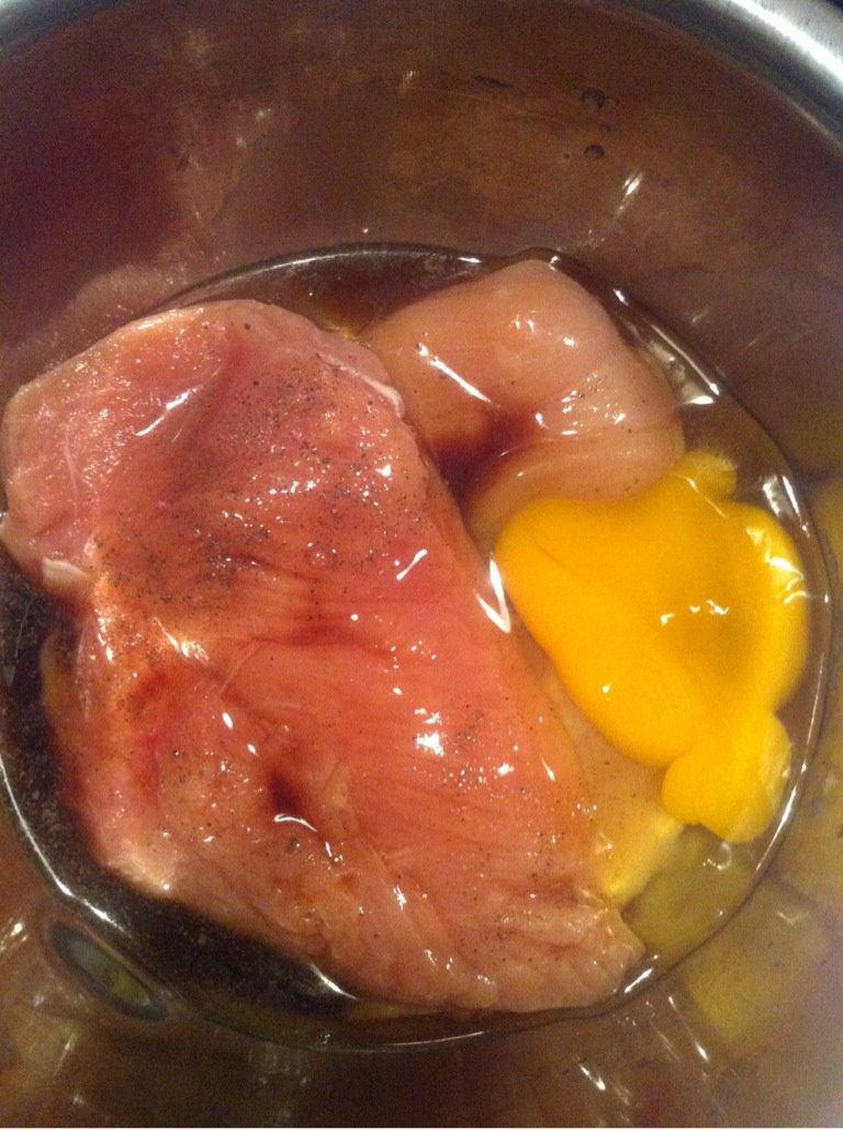 烤鸡胸配蔬菜,<a style='color:red;display:inline-block;' href='/shicai/ 101'>鸡胸肉</a>洗净 竖着切一半，放入<a style='color:red;display:inline-block;' href='/shicai/ 9'>鸡蛋</a>，<a style='color:red;display:inline-block;' href='/shicai/ 134333'>黑胡椒</a>，柠檬汁，盐，<a style='color:red;display:inline-block;' href='/shicai/ 13418'>红酒</a>，腌制15分钟。