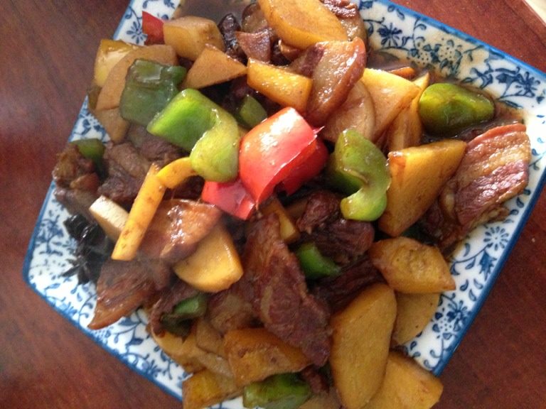 五花肉炖土豆