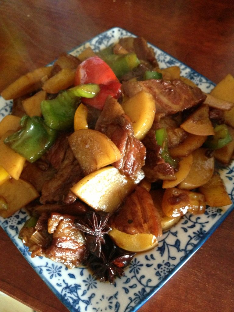 五花肉炖土豆,炖至少一个多小时候后,加入蔬菜,炖熟即可