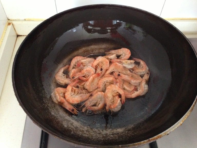 豆豉油爆虾,锅里烧油之6、7层，将虾爆香，盛出来。
