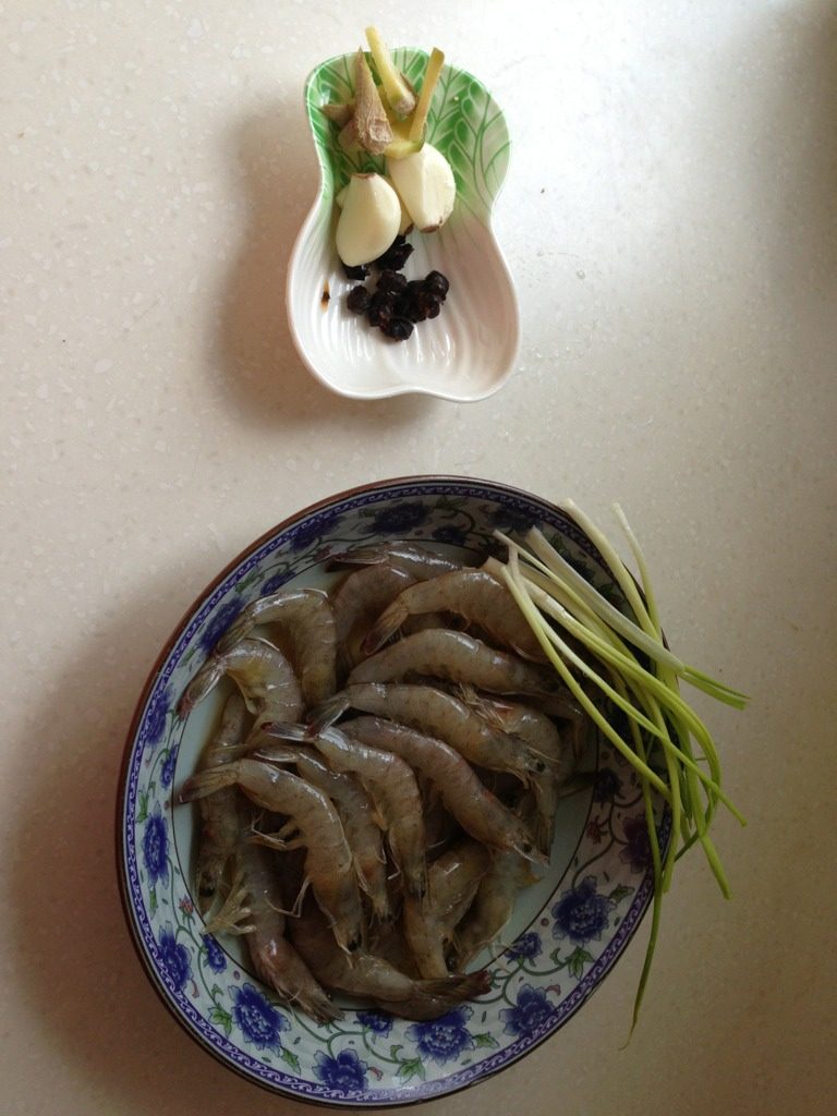 豆豉油爆虾,将虾背部剪开，用料酒腌制一刻钟左右