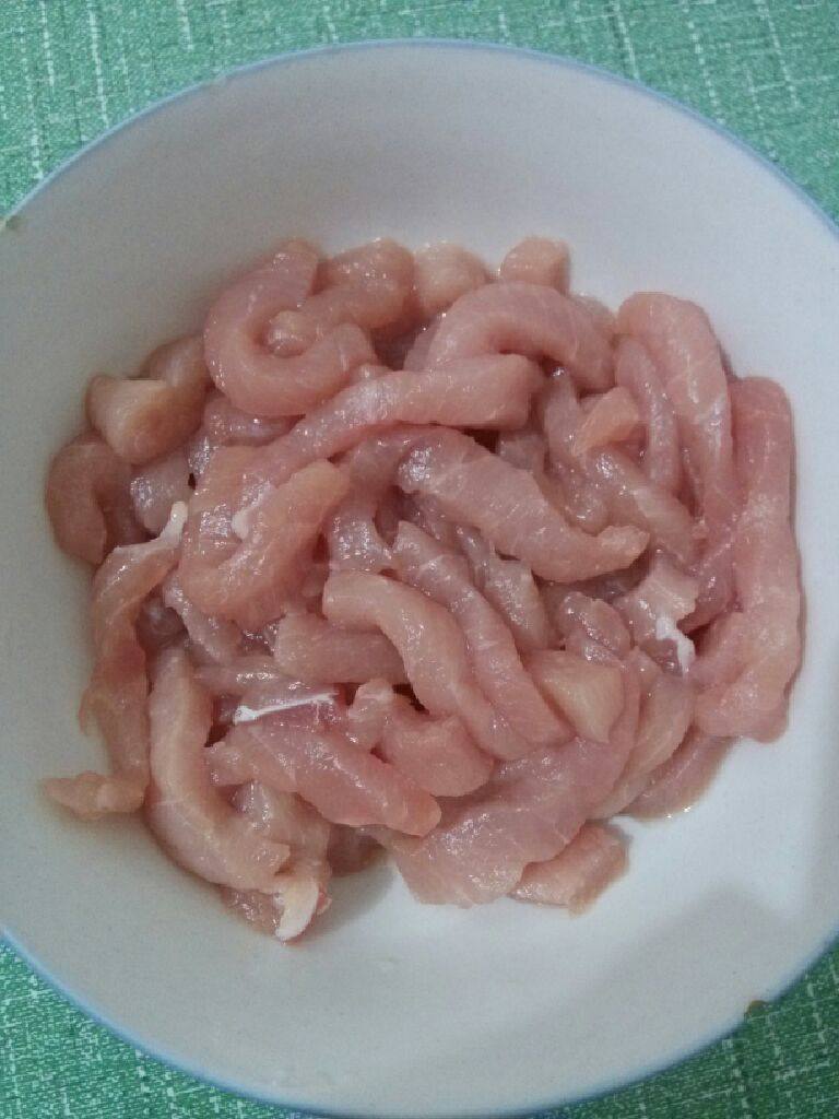 糖醋里脊,<a style='color:red;display:inline-block;' href='/shicai/ 4430'>里脊肉</a>切条，放<a style='color:red;display:inline-block;' href='/shicai/ 718'>料酒</a>，盐，腌制15分钟